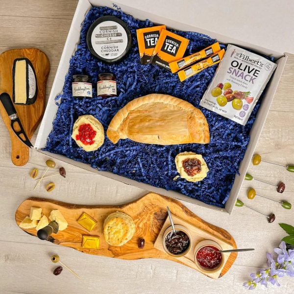 Hamper with Cornish pasty, cheddar and chutney for one person